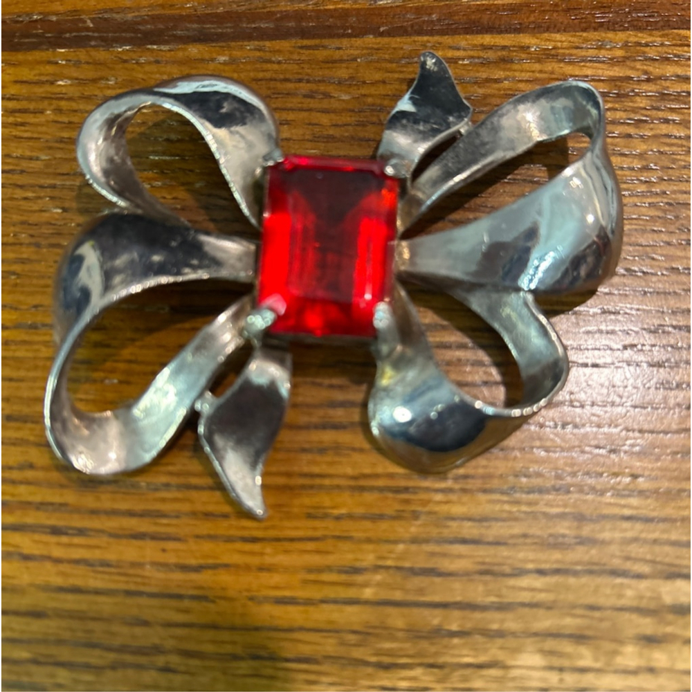 Women's huge ‘40’s Silver Tone Bow Brooch with crimson rhinestone One Size